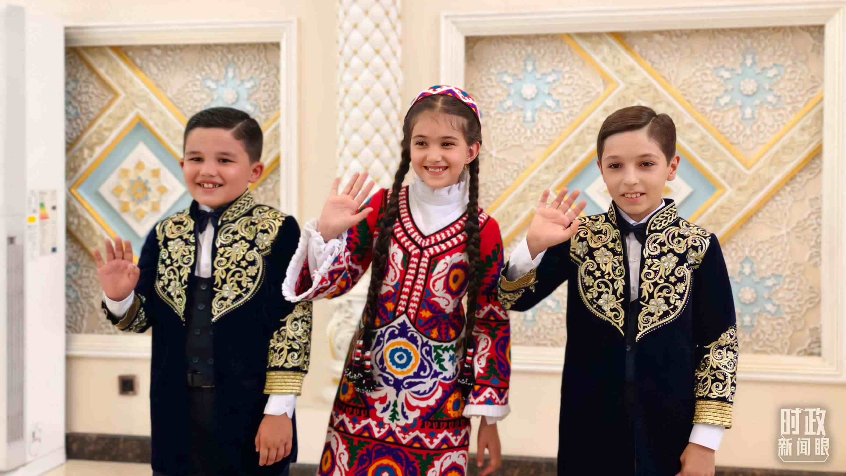 △在機場迎接習(xí)主席的塔吉克斯坦少年。（總臺央視記者韓銳拍攝）