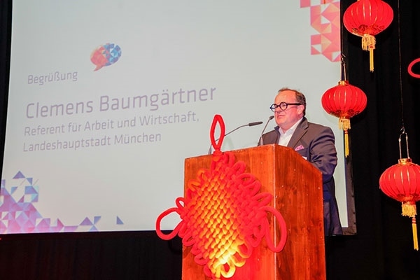 圖為鮑姆蓋特納在致辭。（駐慕尼黑總領(lǐng)館提供）