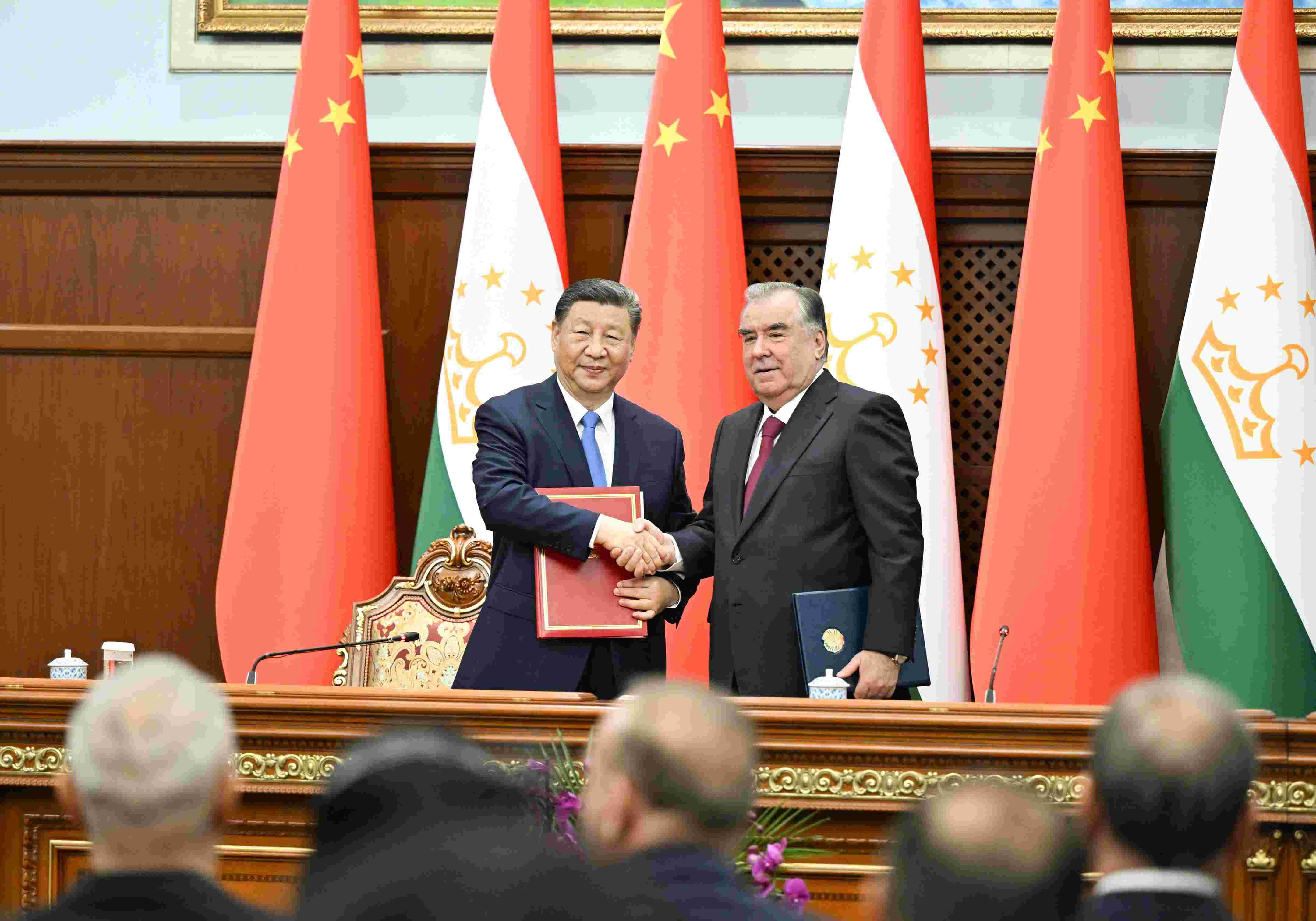 當(dāng)?shù)貢r(shí)間2024年7月5日下午，習(xí)近平主席同塔吉克斯坦總統(tǒng)拉赫蒙在杜尚別總統(tǒng)府舉行會(huì)談。會(huì)談后，兩國(guó)元首共同簽署《中華人民共和國(guó)和塔吉克斯坦共和國(guó)關(guān)于發(fā)展新時(shí)代全面戰(zhàn)略合作伙伴關(guān)系的聯(lián)合聲明》。