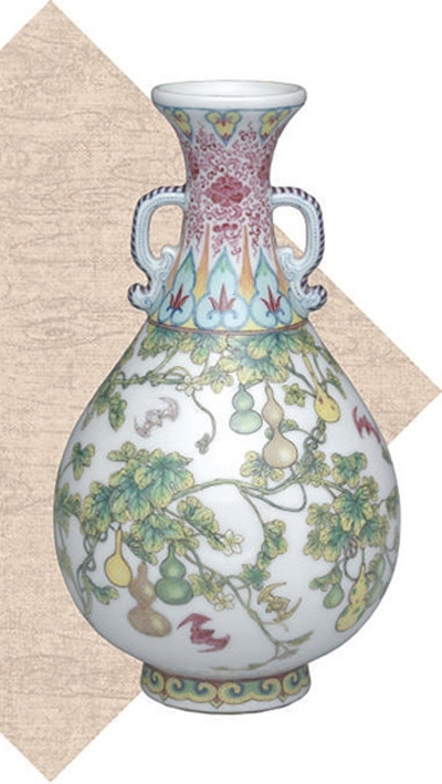 清代瓷胎畫琺瑯福壽連綿雙耳瓶。臺(tái)北故宮博物院藏