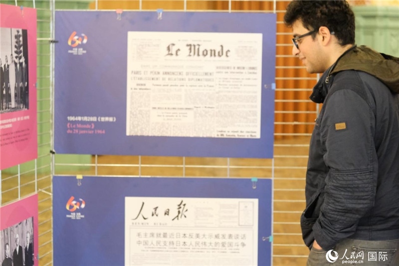 蒙達爾紀市民駐足“中法建交六十周年”圖片展。人民網記者 于超凡攝