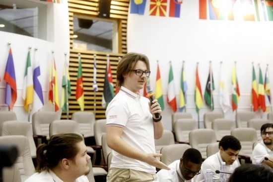 7月8日，美國中田納西州立大學(xué)大一學(xué)生雅克布·揚(yáng)在共譜華美和音交流營上分享。新華社發(fā)