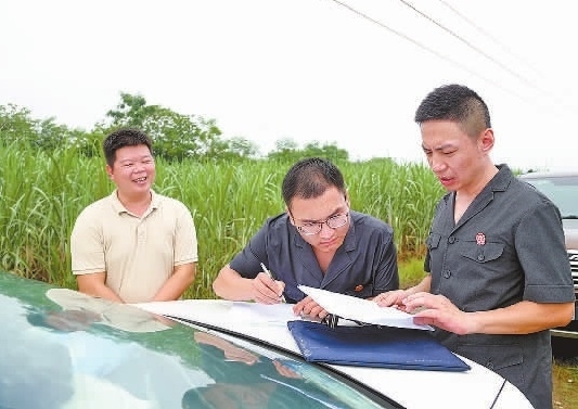 圖③：清塘后，執(zhí)行干警與某農(nóng)場負責(zé)人確認魚塘交付情況。