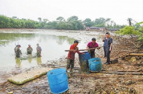 圖②：執(zhí)行干警督促凌某捕魚清塘。