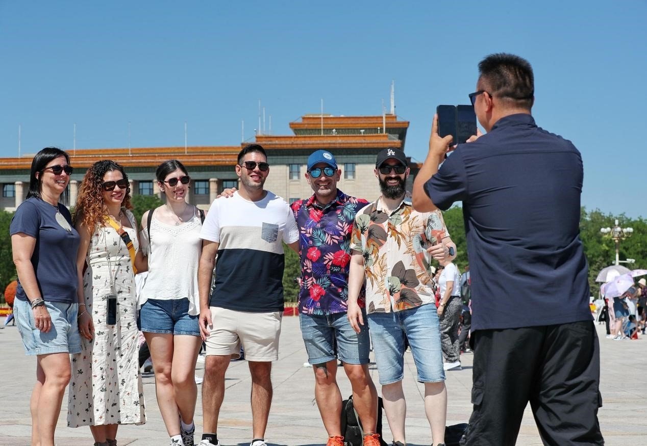 入境游持續(xù)升溫，眾多外國游客游覽天安門廣場。（圖片來源：視覺中國）