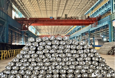 廠房?jī)?nèi)待運(yùn)輸?shù)耐ㄤ摦a(chǎn)品。人民網(wǎng) 謝瑩攝