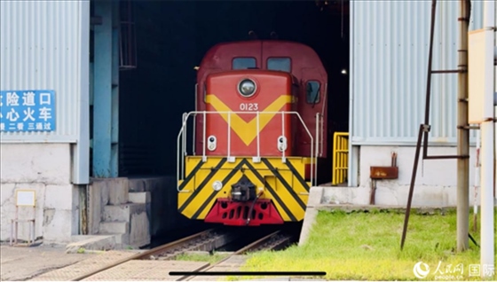 通鋼產(chǎn)品通過(guò)鐵路運(yùn)輸出場(chǎng)。人民網(wǎng) 謝瑩攝