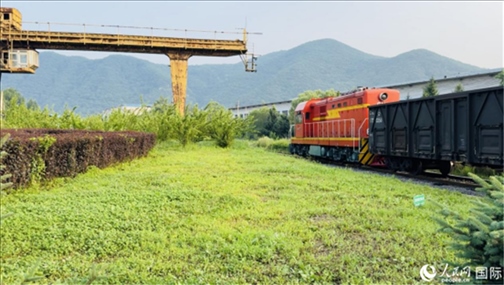 通鋼產(chǎn)品通過(guò)鐵路運(yùn)輸出場(chǎng)。人民網(wǎng) 謝瑩攝