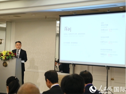深圳市人民政府國有資產(chǎn)監(jiān)督管理委員會黨委副書記、副主任徐國東進行深圳市推介。人民網(wǎng) 許可攝