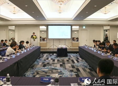 深圳市光明區(qū)委常委、副區(qū)長王芳成介紹光明科學城。人民網(wǎng) 許可攝