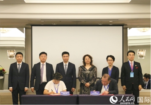 雙方企業(yè)簽訂交流與合作協(xié)議。人民網(wǎng) 許可攝