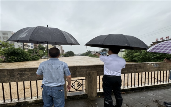 工作組在防汛一線開展工作。受訪者供圖