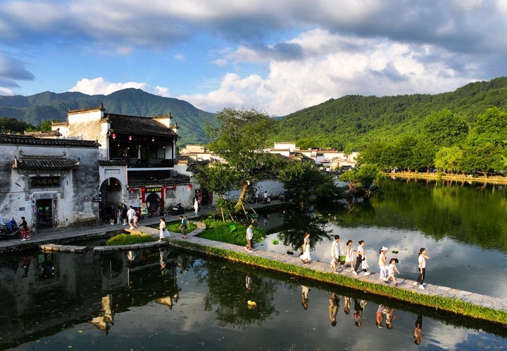 游客在安徽省黃山市黟縣宏村游玩（2024年7月7日攝）。新華社記者 杜宇 攝