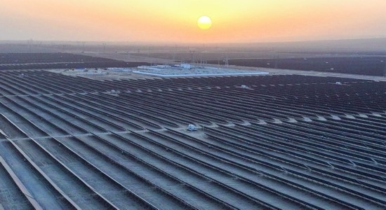 2023年11月13日拍攝的中國石油塔里木油田伽師縣60萬千瓦光伏發(fā)電項(xiàng)目（無人機(jī)照片）。新華社發(fā)（陳士兵攝）