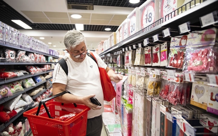 2024年4月29日，在匈牙利布達(dá)佩斯，一名男子在中歐商貿(mào)物流合作園區(qū)的中國(guó)商品交易展示中心內(nèi)購(gòu)物。中歐商貿(mào)物流合作園區(qū)是中國(guó)在歐洲地區(qū)建設(shè)的首個(gè)商貿(mào)物流型境外經(jīng)貿(mào)合作區(qū)，也是集商貿(mào)展示與交易、物流運(yùn)輸與倉(cāng)儲(chǔ)、產(chǎn)業(yè)投資與合作功能于一體的中歐企業(yè)雙向互動(dòng)平臺(tái)。新華社記者 張帆 攝