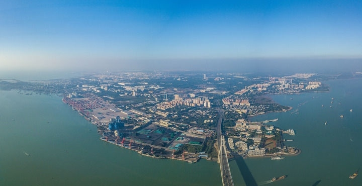 海南自貿(mào)港重點(diǎn)園區(qū)——洋浦經(jīng)濟(jì)開(kāi)發(fā)區(qū)（2023年12月31日攝，無(wú)人機(jī)全景照片）。新華社記者 蒲曉旭 攝