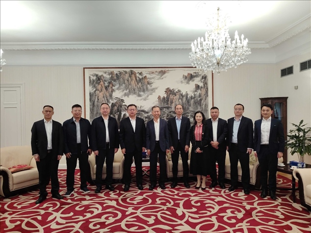 中國駐瑞典大使崔愛民（左五）會見中國中鐵股份有限公司總裁陳文健一行并合影。中國駐瑞典大使館供圖