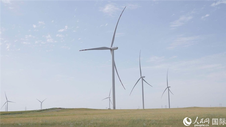 阿克莫拉州風(fēng)電項(xiàng)目群風(fēng)機(jī)。 人民網(wǎng)記者 葛泰佚攝