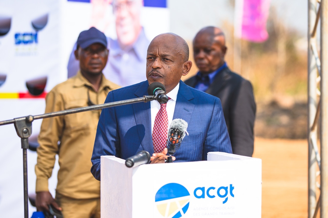 剛果（金）國務(wù)部長兼基礎(chǔ)設(shè)施和公共工程部長穆武尼在開工儀式上致辭。中鐵資源集團(tuán)供圖