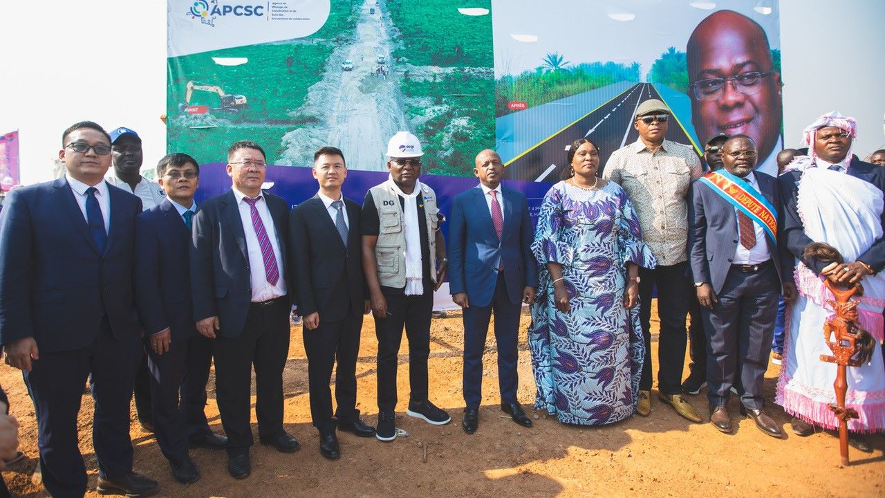 剛果（金）政府代表與中方企業(yè)代表出席開工儀式。中鐵資源集團(tuán)供圖