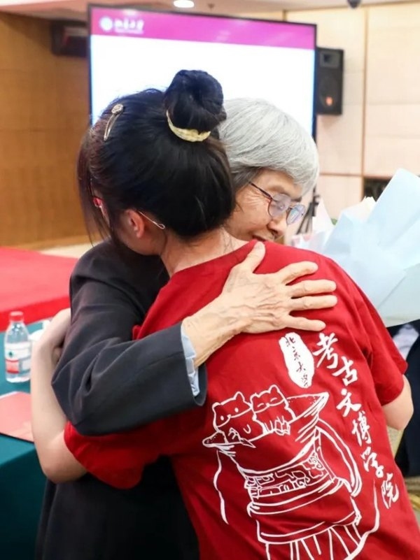 2023年，在校友向母校捐贈(zèng)儀式上，鐘芳蓉與樊錦詩(shī)擁抱。校方供圖