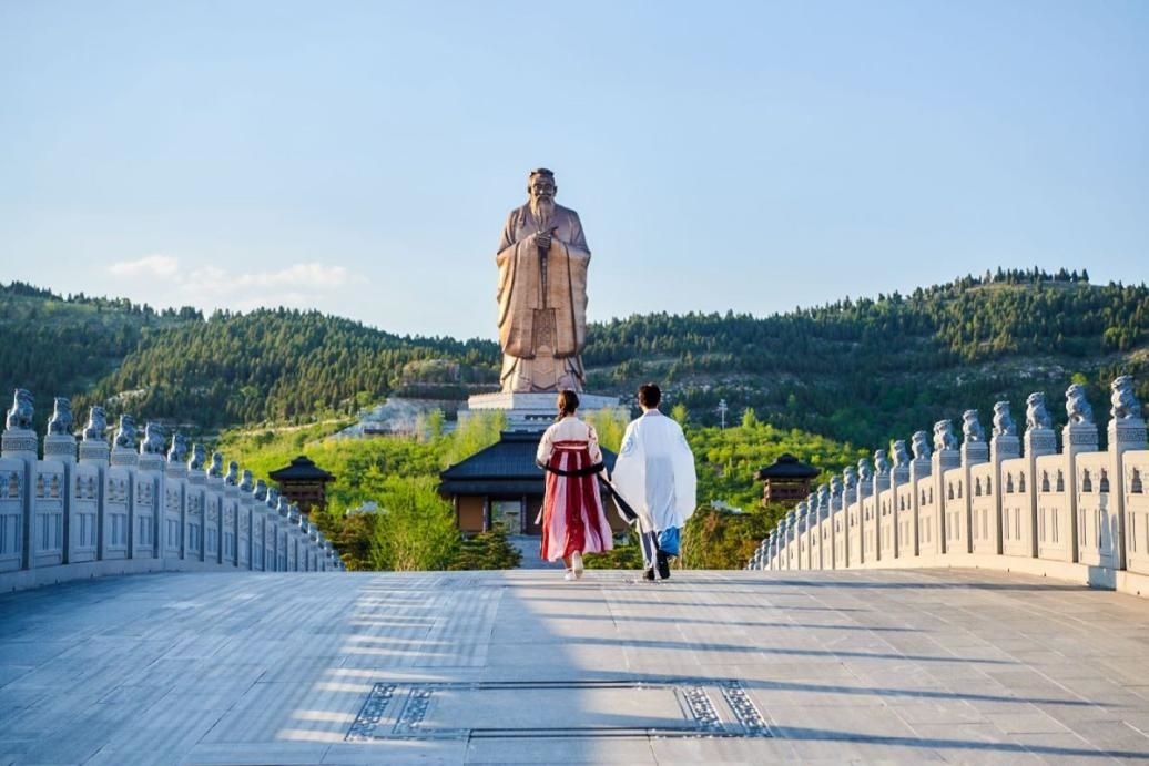 游客漫步尼山圣境領(lǐng)略古脈綿長(zhǎng)。人民網(wǎng) 喬姝攝