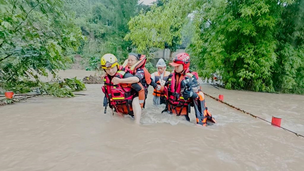 在忠縣，救援人員正在轉(zhuǎn)移受災(zāi)群眾。新華社發(fā)