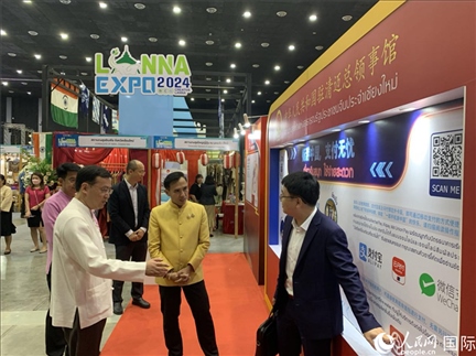 7月9日，中國駐清邁總領(lǐng)事陳海平與清邁副府尹威拉蓬等共同參觀以“暢游中國、支付無憂”為主題的中國展位。人民網(wǎng)記者章念生攝