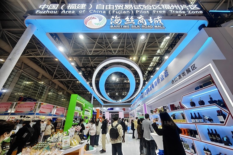 2024年3月18日，第四屆中國跨境電商交易會在福建福州開幕。展會聚焦“鏈接跨境全流域 共建電商新生態(tài)”，集聚全國80余個外貿(mào)產(chǎn)業(yè)帶的上千家供應(yīng)鏈企業(yè)。