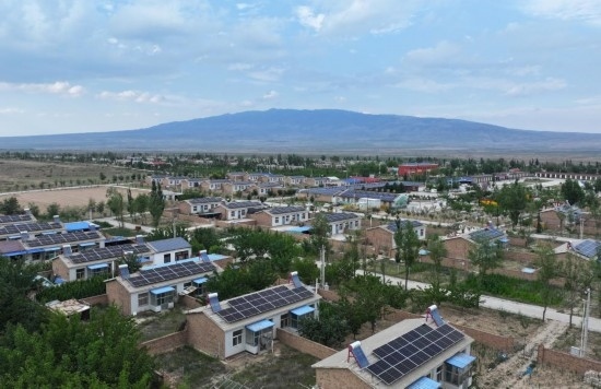 紅寺堡區(qū)新集村屋頂上的光伏板。新華社發(fā)（康國慶 攝）