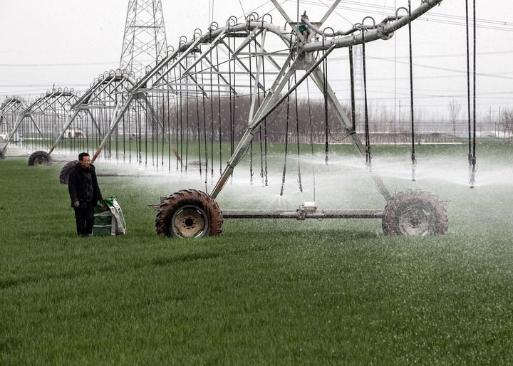 2024年3月18日，在河南省焦作市博愛縣孝敬鎮(zhèn)東原莊村瑞輝家庭農(nóng)場，村民使用全自動指針式噴灌機進行澆灌作業(yè)。新華社發(fā)（程全攝）