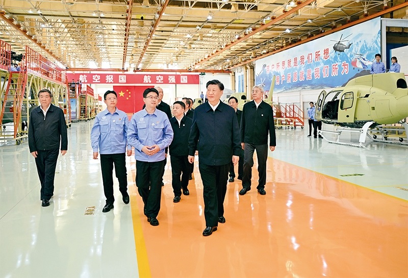 2023年10月10日至13日，中共中央總書記、國(guó)家主席、中央軍委主席習(xí)近平在江西考察。這是11日上午，習(xí)近平在景德鎮(zhèn)市昌河飛機(jī)工業(yè)（集團(tuán)）有限公司考察。 新華社記者 燕雁/攝