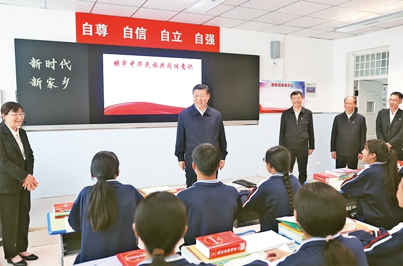 2024年6月18日至19日，中共中央總書記、國(guó)家主席、中央軍委主席習(xí)近平在青?？疾臁＿@是18日下午，習(xí)近平在果洛西寧民族中學(xué)高一（1）班觀摩“新時(shí)代、新家鄉(xiāng)”主題思政課。 新華社記者 鞠鵬/攝