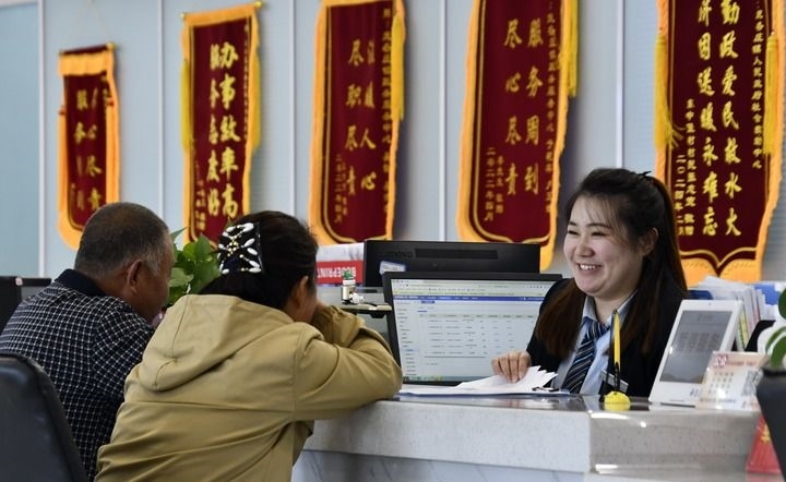 2024年3月25日，北京市大興區(qū)龐各莊鎮(zhèn)政務服務中心的工作人員耐心為群眾解答問題。大興區(qū)龐各莊鎮(zhèn)政務服務中心用“最多跑一次”的工作理念為企業(yè)和群眾提供了便利化、精準化、個性化的衍生服務。新華社記者 李欣 攝