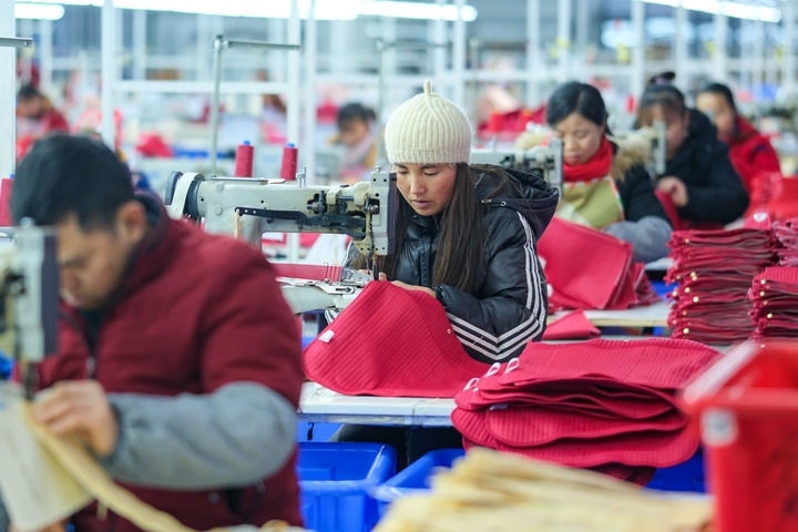 2024年1月18日，社區(qū)居民在紅安社區(qū)的鄉(xiāng)村振興就業(yè)車間工作。紅安社區(qū)是由易地搬遷安置區(qū)單獨成立的新社區(qū)，位于湖南省湘西土家族苗族自治州鳳凰縣禾庫鎮(zhèn)。新華社記者 張鋮 攝