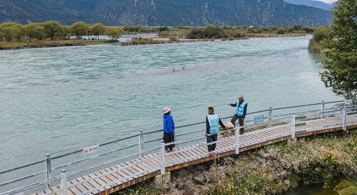 西藏雅尼國家濕地公園管護員在巡護途中小憩（無人機照片，2023年9月8日攝）。新華社記者 丁增尼達 攝