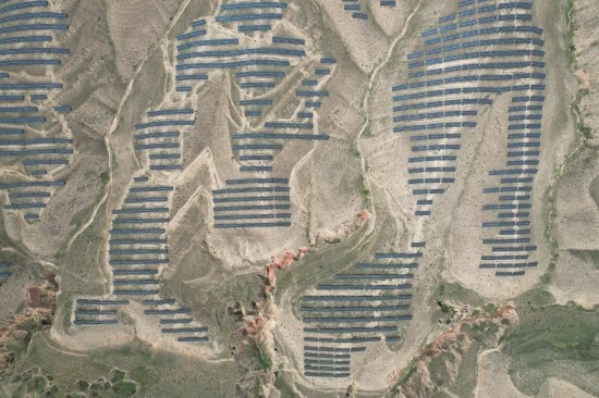 通渭縣10萬千瓦集中式光伏發(fā)電項目。新華社記者 張睿 攝