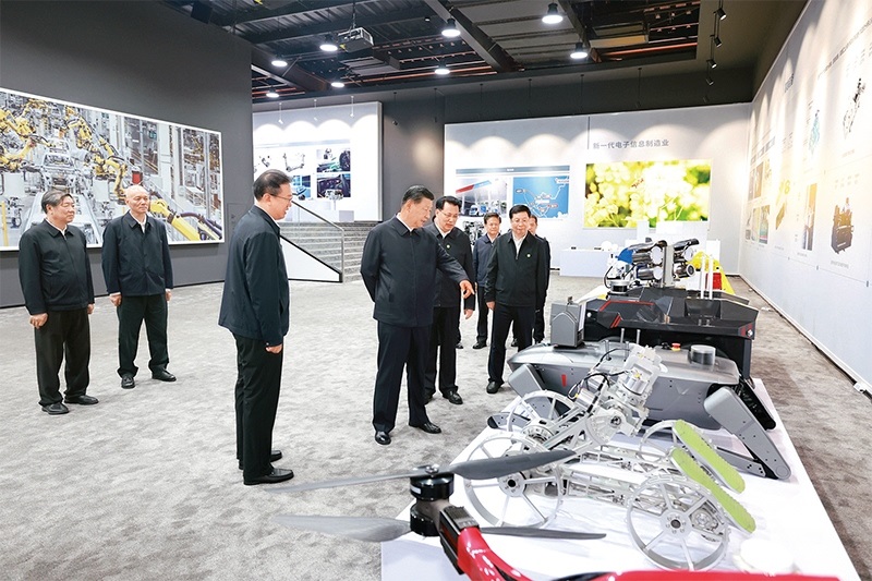 2024年4月22日至24日，中共中央總書記、國(guó)家主席、中央軍委主席習(xí)近平在重慶考察。這是22日下午，習(xí)近平參觀重慶科技創(chuàng)新和產(chǎn)業(yè)發(fā)展成果展示。 新華社記者 王曄/攝
