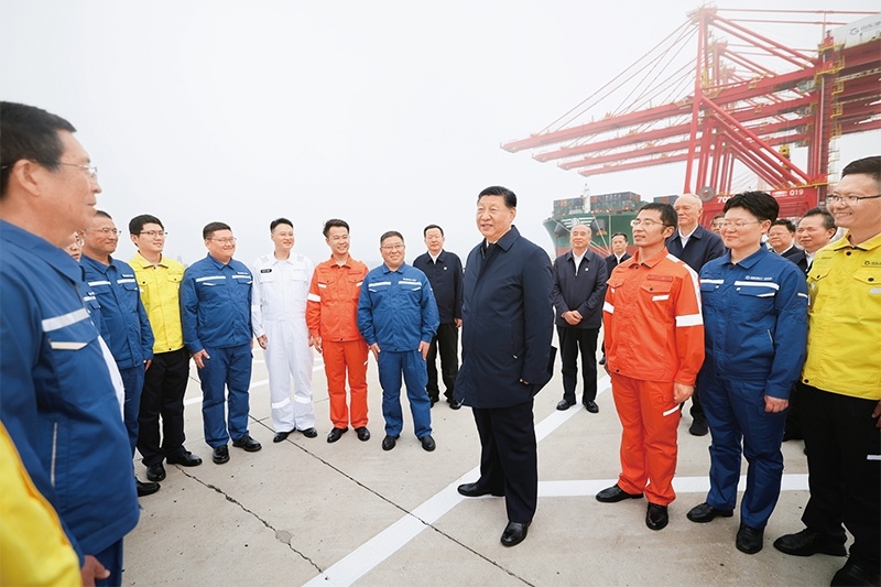2024年5月22日至24日，中共中央總書記、國(guó)家主席、中央軍委主席習(xí)近平在山東考察。這是22日下午，習(xí)近平在日照港親切慰問(wèn)港口科技工作者、運(yùn)營(yíng)人員、航運(yùn)人員。 新華社記者 鞠鵬/攝