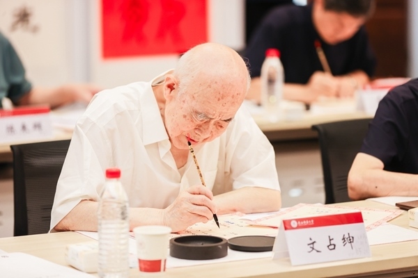 陜西師范大學(xué)毛筆手寫錄取通知書現(xiàn)場。校方供圖