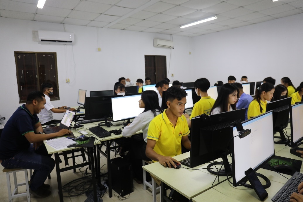 圖為西哈努克港工商學(xué)院的學(xué)生正在上課。西港特區(qū)公司供圖