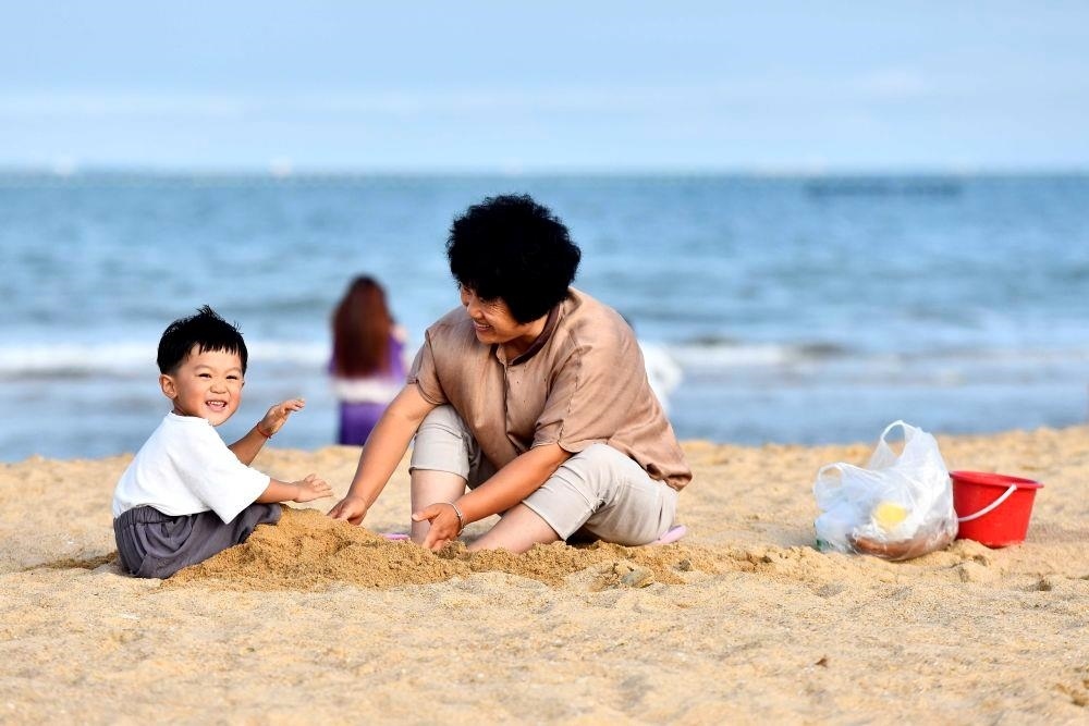 △山東日照陽光海岸綠道沙灘一角。近年來，日照還海于民、還景于民，在保留松林、沙灘、礁石和濕地資源的基礎(chǔ)上，修復(fù)整治生態(tài)岸線，打造出一條長約28公里的陽光海岸綠道，吸引眾多市民游客度假休閑。
