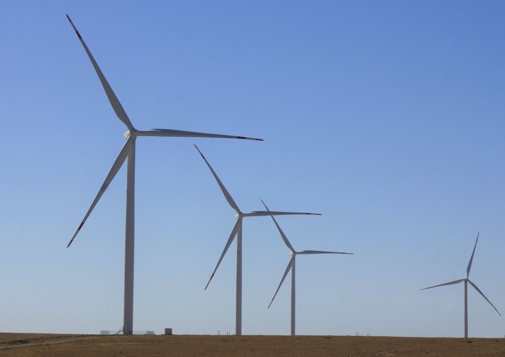這是中哈合作的哈薩克斯坦札納塔斯100兆瓦風(fēng)電項目（2022年9月13日攝）。新華社發(fā)（德米特里·瓦西連科 攝）