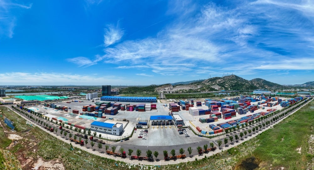 2024年6月26日拍攝的位于江蘇省連云港市連云區(qū)的上合組織（連云港）國際物流園內(nèi)的中國外運集裝箱場站（無人機照片）。上合組織（連云港）國際物流園是連云港建設(shè)“一帶一路”交匯點強支點和上合組織國家出海基地的重要平臺載體。新華社記者 季春鵬 攝