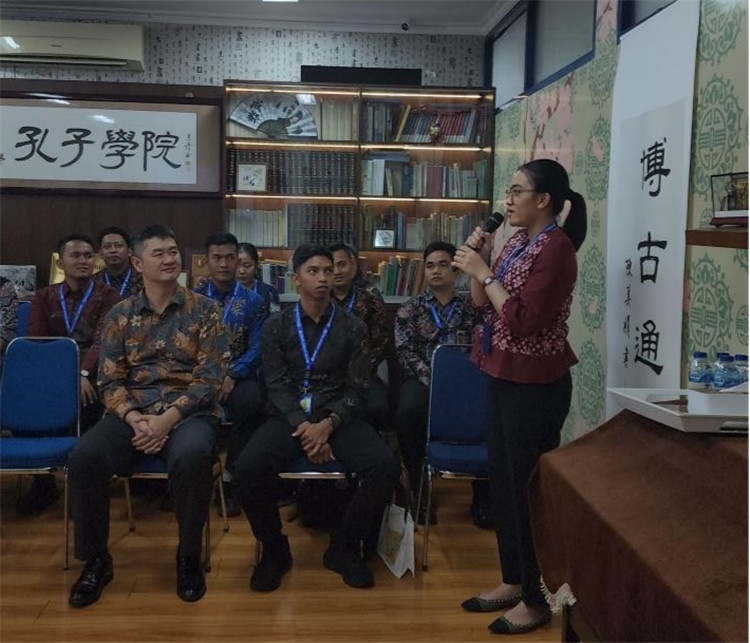 警察學(xué)員用漢語(yǔ)進(jìn)行自我介紹 ?；顒?dòng)主辦方供圖