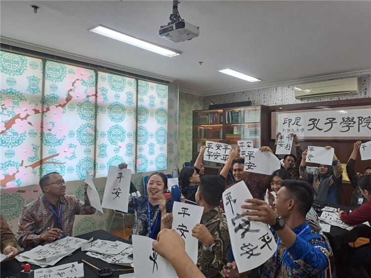 警察學(xué)員們展示書(shū)法學(xué)習(xí)成果?；顒?dòng)主辦方供圖