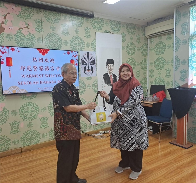 拉哈尤·蘇珊蒂與穆尼交換禮品?；顒?dòng)主辦方供圖