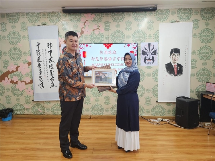 警察語(yǔ)言學(xué)院老師與王大昕交換禮品?；顒?dòng)主辦方供圖