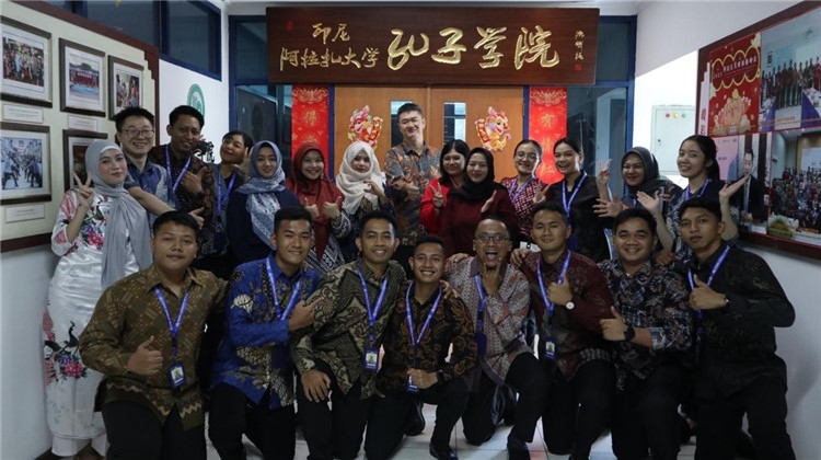 警察 學(xué)員們?cè)诳自洪T(mén)口合影。活動(dòng)主辦方供圖