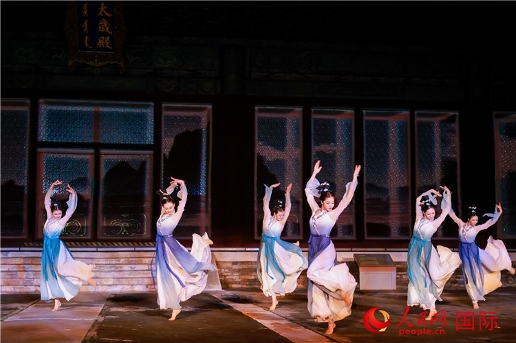 “光影北京——2024世界燈光師大會(huì)”開幕式當(dāng)晚的燈光秀表演。人民網(wǎng)記者 趙益普攝